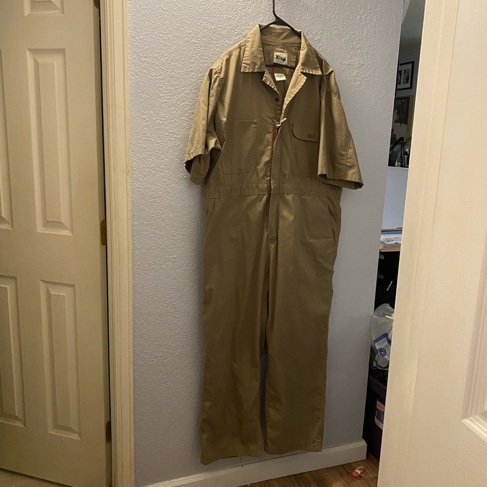 Key coveralls men’s XL short. fits like a large .